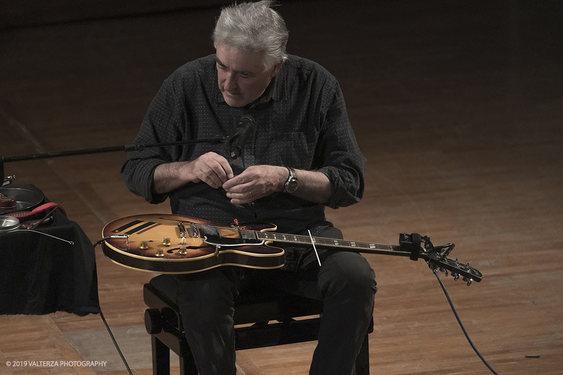 _G3I2998.jpg - 28/04/2019.Torino,.Attivo da oltre cinquantâ€™anni nei piuÌ€ disparati contesti musicali, Fred Frith eÌ€ un vero pioniere della chitarra elettrica, fin dai tempi di gruppi avant rock come Henry Cow o Massacre (con Bill Laswell). Come improvvisatore radicale ha suonato con figure del calibro di Robert Wyatt o John Zorn e come compositore ha visto suoi lavori interpretati da affermati ensemble di musica contemporanea. Nella foto Fred Frith nella esibizione "solo electric guitar" sul palco del conservatorio Giuseppe Verdi.