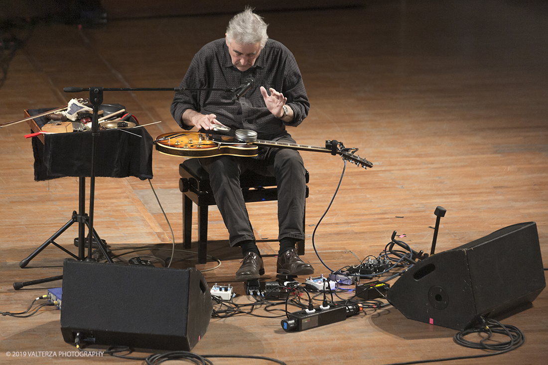 _X9B8527.jpg - 28/04/2019.Torino,.Attivo da oltre cinquantâ€™anni nei piuÌ€ disparati contesti musicali, Fred Frith eÌ€ un vero pioniere della chitarra elettrica, fin dai tempi di gruppi avant rock come Henry Cow o Massacre (con Bill Laswell). Come improvvisatore radicale ha suonato con figure del calibro di Robert Wyatt o John Zorn e come compositore ha visto suoi lavori interpretati da affermati ensemble di musica contemporanea. Nella foto Fred Frith nella esibizione "solo electric guitar" sul palco del conservatorio Giuseppe Verdi.