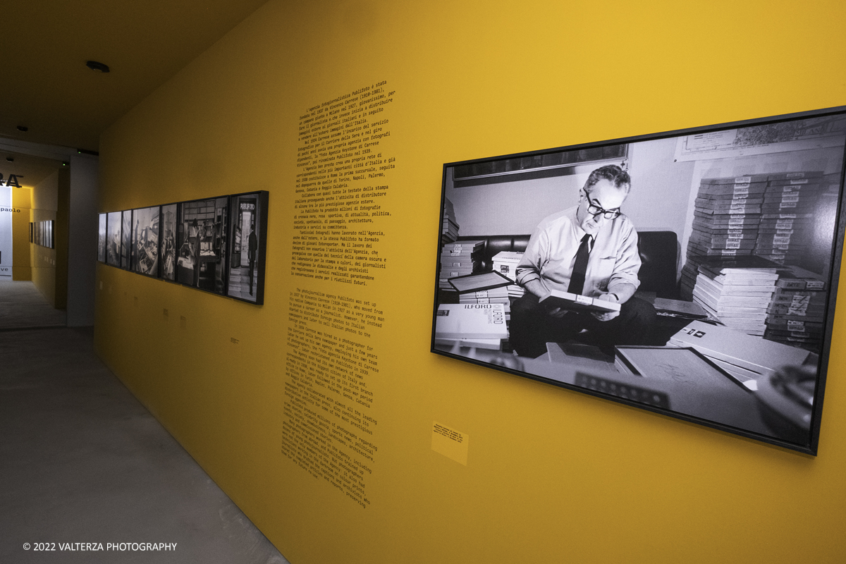 _DSF0089.jpg - 16/05/2022. Torino. Intesa San Paolo ha inaugurato oggi Le "Gallerie d'Italia Torino"quarto museo del gruppo, diecimila mq di percorsoespositivo su cinque piani dedicati alla fotografia ed al Barocco. Nella foto archivio Publifoto Vincenzo Carrese al lavoro in Agenzia