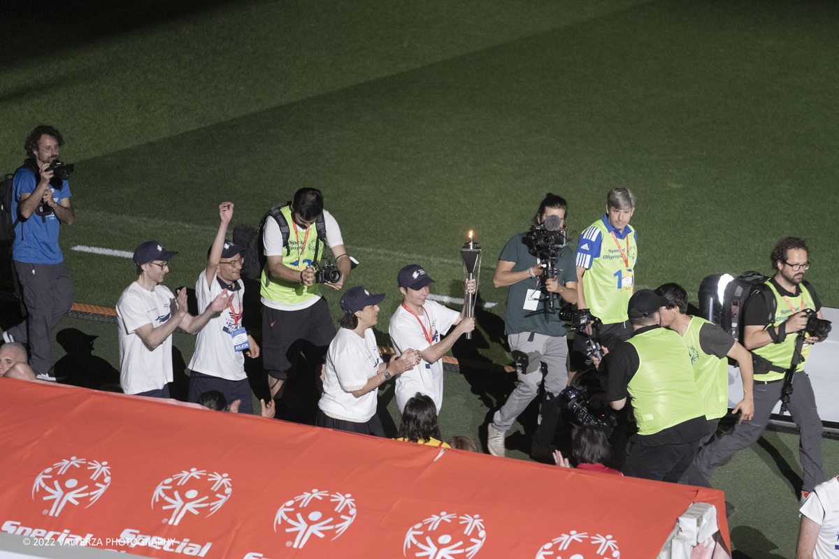 _DSF7067.jpg - 5/06/2022. Torino. Si sono aperti ufficialmente i XXXVII Giochi Nazionali Estivi Special Olympics di Torino 2022, la piÃ¹ grande manifestazione sportiva dedicata a persone con disabilitÃ  intellettive mai realizzata in Italia con 3000 atleti e 20 discipline sportive. Nella foto l'arrivo della torcia olimpica e l'accensione del tripode