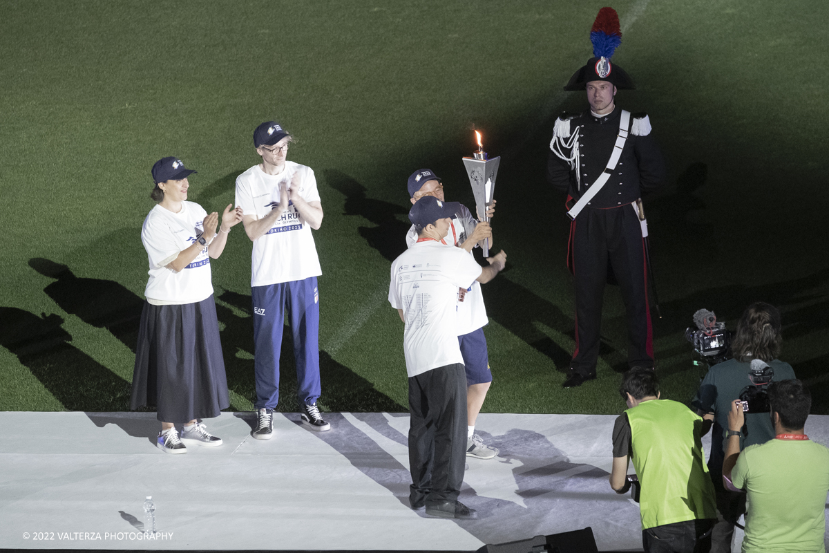 _DSF7142.jpg - 5/06/2022. Torino. Si sono aperti ufficialmente i XXXVII Giochi Nazionali Estivi Special Olympics di Torino 2022, la piÃ¹ grande manifestazione sportiva dedicata a persone con disabilitÃ  intellettive mai realizzata in Italia con 3000 atleti e 20 discipline sportive. Nella foto l'arrivo della torcia olimpica e l'accensione del tripode