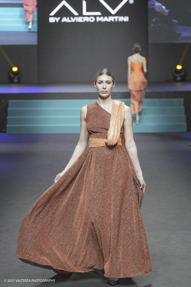 _X9B2012.jpg - 25/11/2021. Torino. Lâ€™evento fashion dellâ€™anno a Torino creato da HOAS di Domenico Barbano e Mirella Rocca. Sulle passerelle si alterneranno grandi firme accanto a nuovi brand e designer emergenti. Nella foto sfilata Aiviero Martini