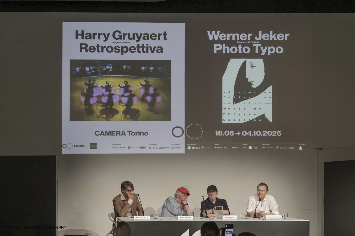 _DSF5386.jpg - 17/06/2026.Torino. La stagione estiva di CAMERA si apre con due mostre originali curate dal nuovo direttore artistico F. Hebel. Qui la mostra dedicata al celebre grafico svizzero  ð�—ªð�—²ð�—¿ð�—»ð�—²ð�—¿ ð�—�ð�—²ð�—¸ð�—²ð�—¿. Nella foto un momento della presentazione con Emanuele Chieli Presidente di Camera, Harry Gruyaert fotografo, Werner Jeker grafico, FranÃ§ois HÃ©bel direttore di CAMERA