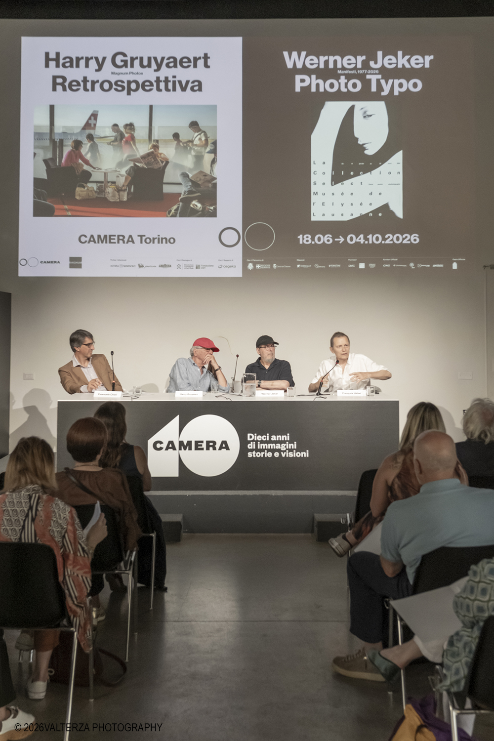 _DSF5470.jpg - 17/06/2026.Torino. La stagione estiva di CAMERA si apre con due mostre originali curate dal nuovo direttore artistico F. Hebel. Qui la mostra dedicata al celebre grafico svizzero  ð�—ªð�—²ð�—¿ð�—»ð�—²ð�—¿ ð�—�ð�—²ð�—¸ð�—²ð�—¿. Nella foto un momento della presentazione con Emanuele Chieli Presidente di Camera, Harry Gruyaert fotografo, Werner Jeker grafico, FranÃ§ois HÃ©bel direttore di CAMERA