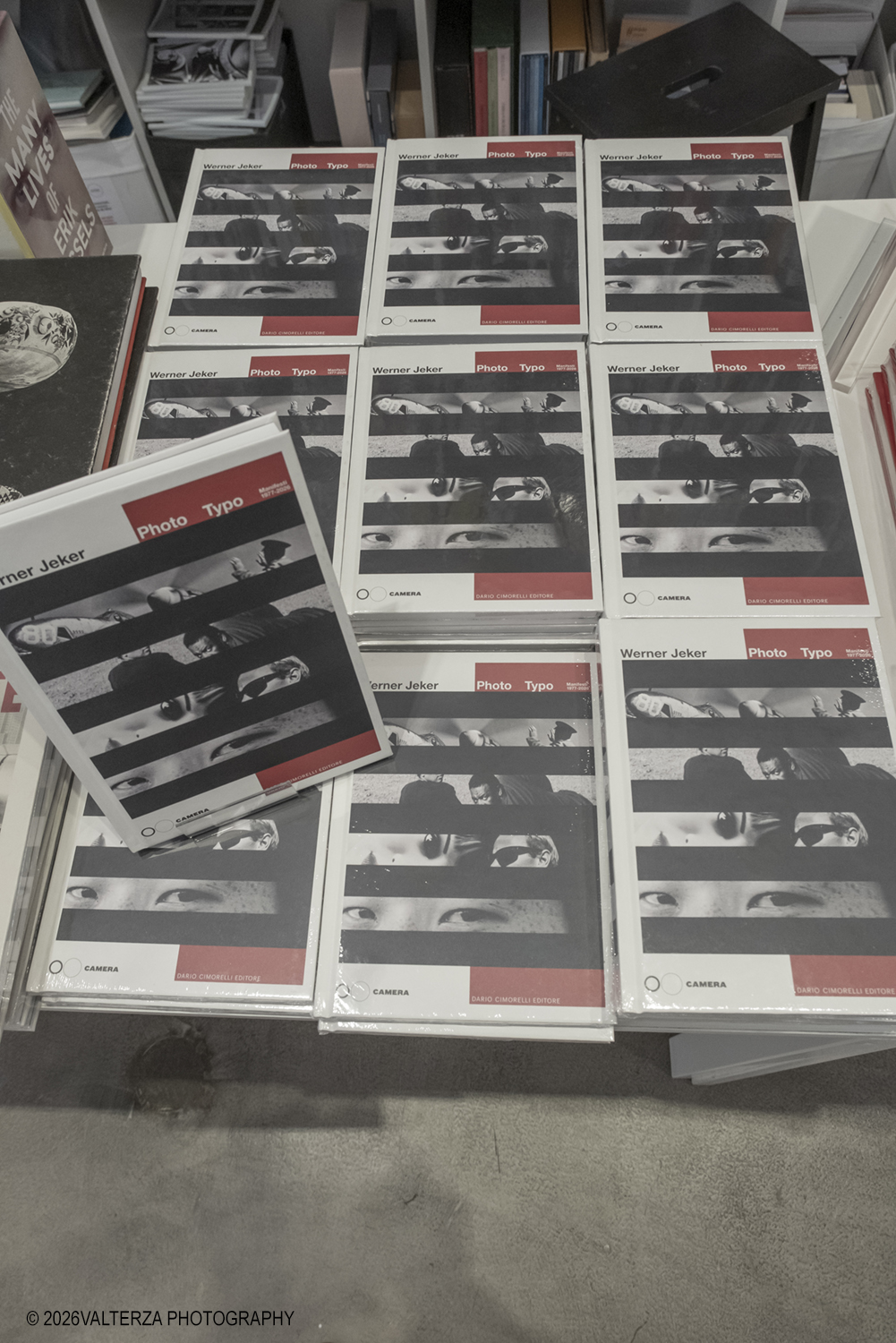 _DSF5668.jpg - 17/06/2026.Torino. La stagione estiva di CAMERA si apre con due mostre originali curate dal nuovo direttore artistico F. Hebel. Qui la mostra dedicata al celebre grafico svizzero  ð�—ªð�—²ð�—¿ð�—»ð�—²ð�—¿ ð�—�ð�—²ð�—¸ð�—²ð�—¿. Nella foto il libro sull'opera di ð�—ªð�—²ð�—¿ð�—»ð�—²ð�—¿ ð�—�ð�—²ð�—¸ð�—²ð�—¿ in vendita al book shop