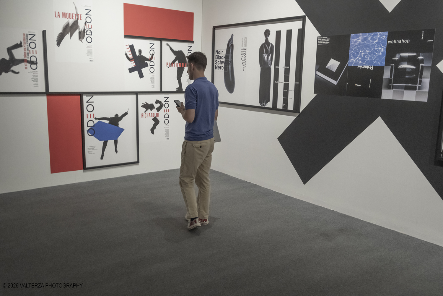 _DSF7131.jpg - 17/06/2026.Torino. La stagione estiva di CAMERA si apre con due mostre originali curate dal nuovo direttore artistico F. Hebel. Qui la mostra dedicata al celebre grafico svizzero  ð�—ªð�—²ð�—¿ð�—»ð�—²ð�—¿ ð�—�ð�—²ð�—¸ð�—²ð�—¿. Nella foto in visita alla mostra