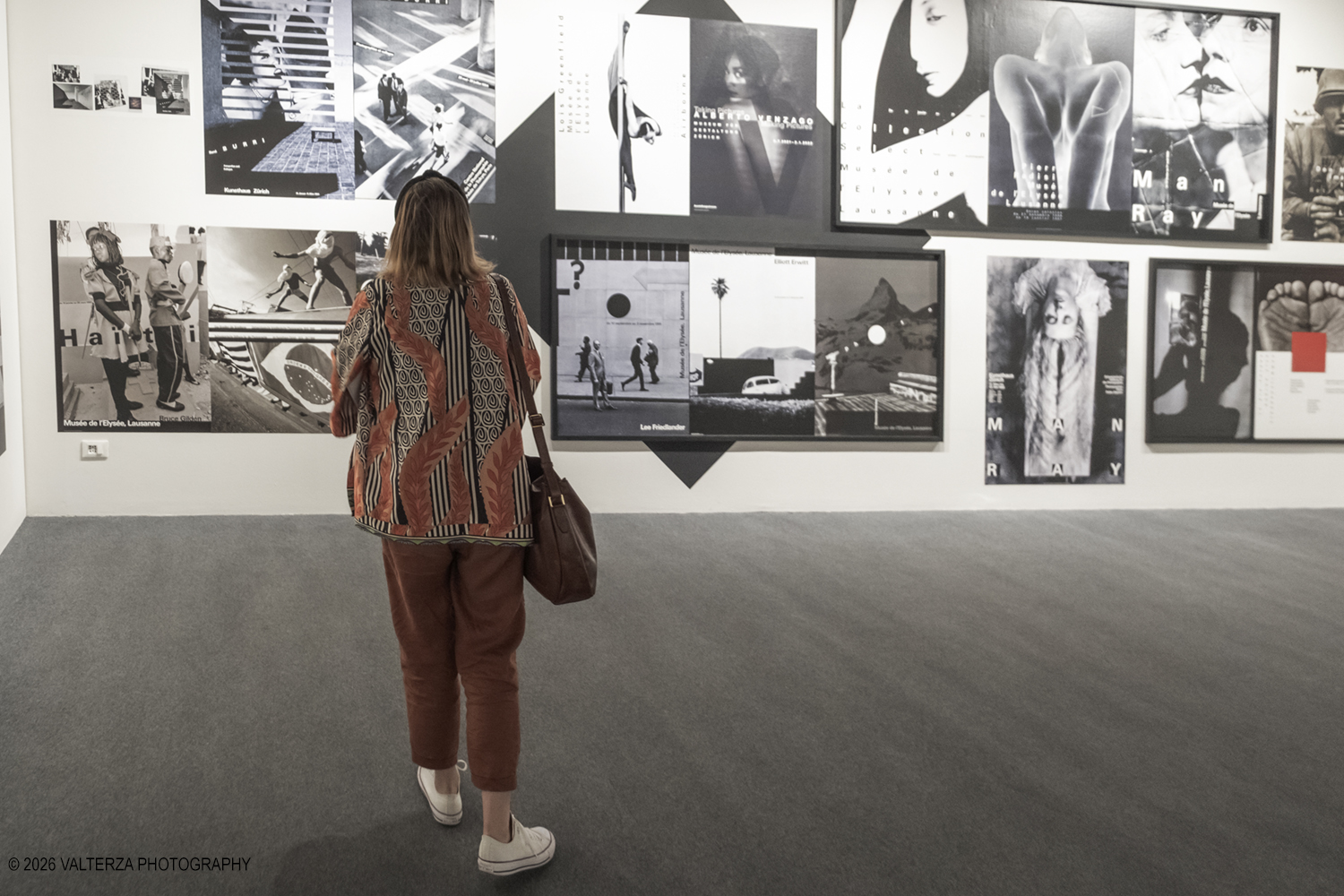 _DSF7137.jpg - 17/06/2026.Torino. La stagione estiva di CAMERA si apre con due mostre originali curate dal nuovo direttore artistico F. Hebel. Qui la mostra dedicata al celebre grafico svizzero  ð�—ªð�—²ð�—¿ð�—»ð�—²ð�—¿ ð�—�ð�—²ð�—¸ð�—²ð�—¿. Nella foto in visita alla mostra