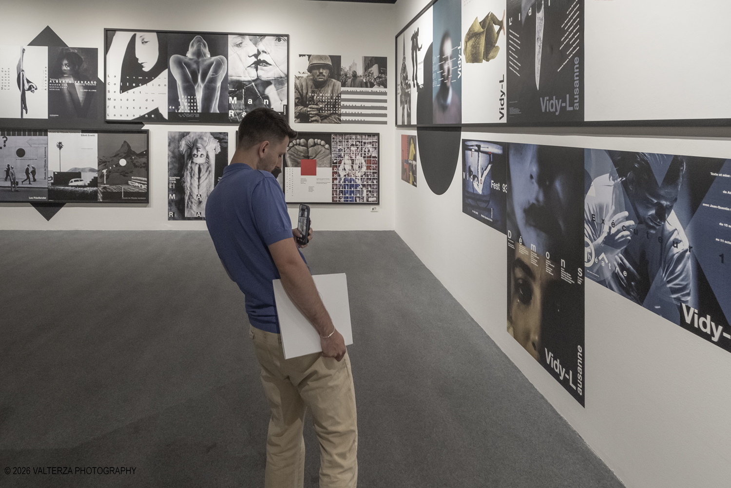_DSF7138.jpg - 17/06/2026.Torino. La stagione estiva di CAMERA si apre con due mostre originali curate dal nuovo direttore artistico F. Hebel. Qui la mostra dedicata al celebre grafico svizzero  ð�—ªð�—²ð�—¿ð�—»ð�—²ð�—¿ ð�—�ð�—²ð�—¸ð�—²ð�—¿. Nella foto in visita alla mostra
