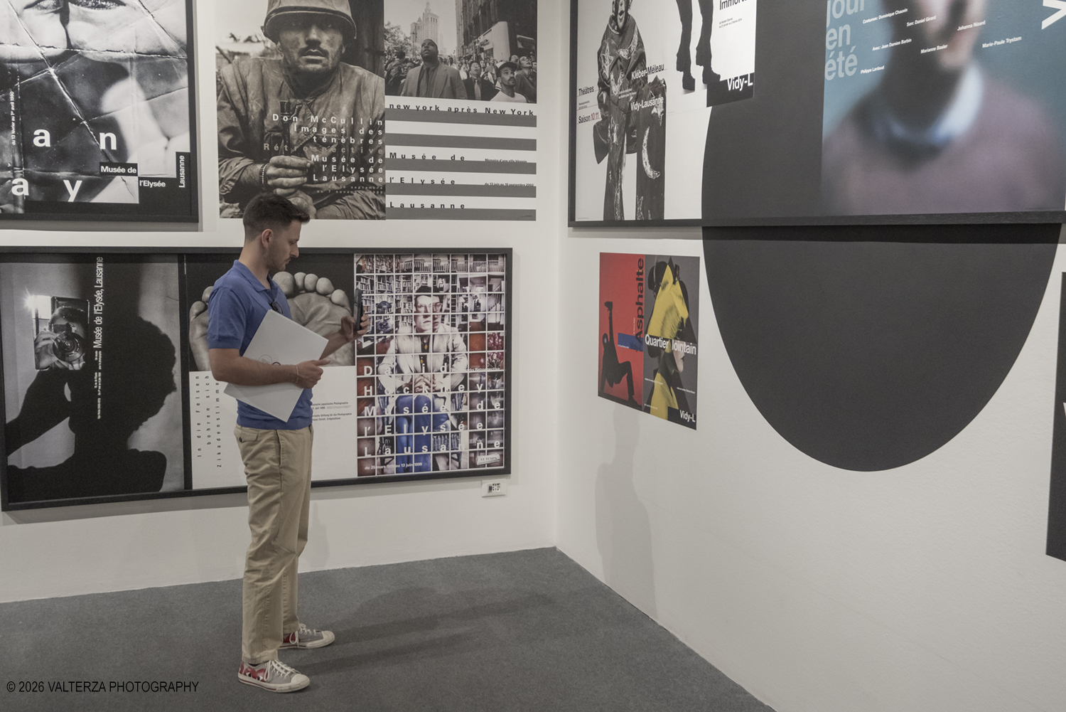 _DSF7149.jpg - 17/06/2026.Torino. La stagione estiva di CAMERA si apre con due mostre originali curate dal nuovo direttore artistico F. Hebel. Qui la mostra dedicata al celebre grafico svizzero  ð�—ªð�—²ð�—¿ð�—»ð�—²ð�—¿ ð�—�ð�—²ð�—¸ð�—²ð�—¿. Nella foto in visita alla mostra