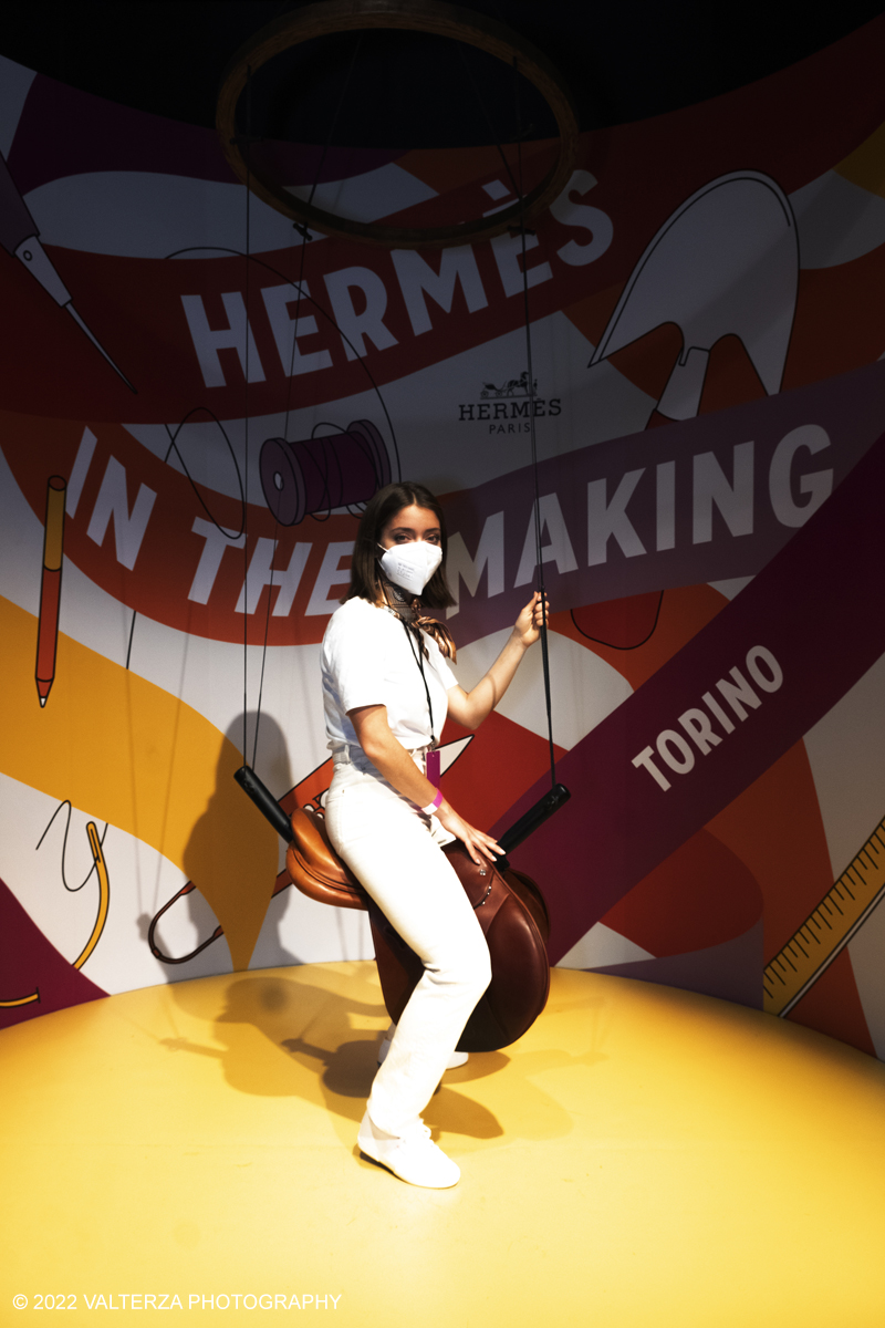 _DSF0924.jpg - 22/05/2022. Torino. Undici artigiani appartenenti a dieci mÃ©tier della maison HermÃ¨s sono arrivati alle Ogr con le loro borse degli attrezzi ed i loro materiali per mostrare i loro savoir-faire. Nella foto prova di una sella HermÃ¨s