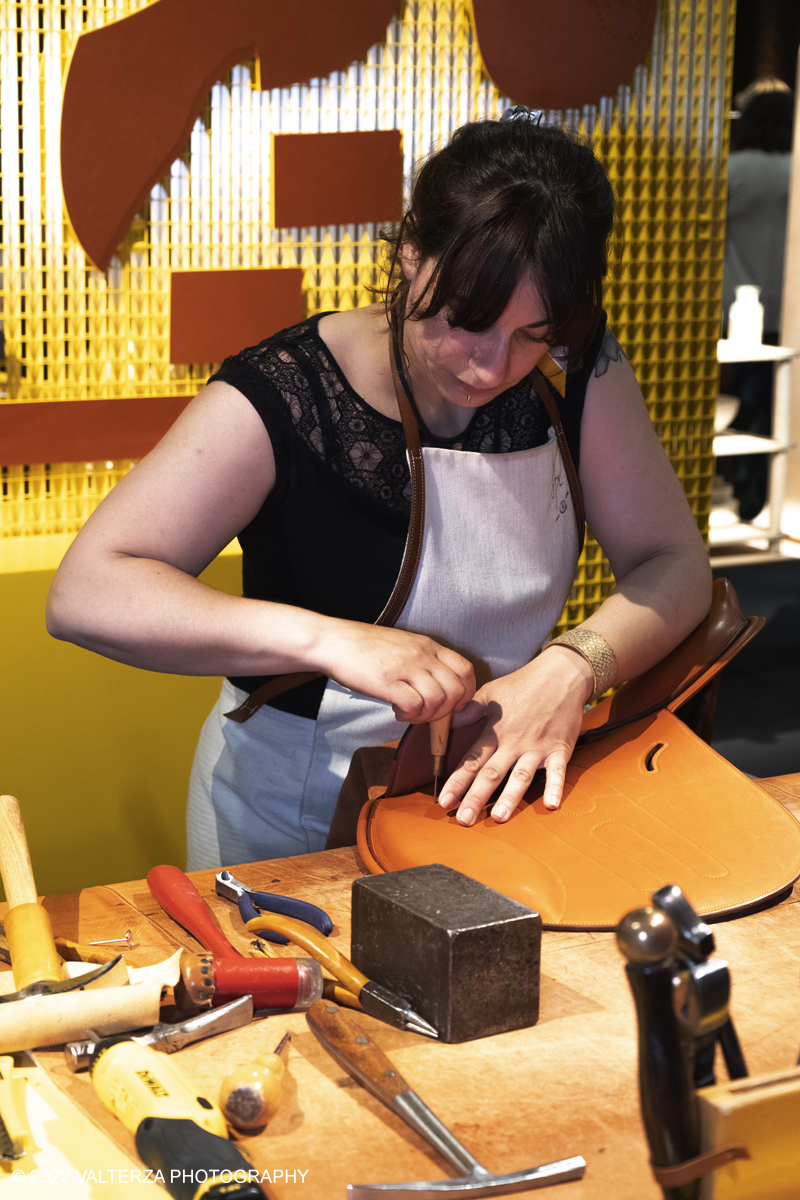 _DSF0942.jpg - 22/05/2022. Torino. Undici artigiani appartenenti a dieci mÃ©tier della maison HermÃ¨s sono arrivati alle Ogr con le loro borse degli attrezzi ed i loro materiali per mostrare i loro savoir-faire. Nella foto una artigiana HermÃ¨s realizza ed illustra la costruzione di una sella.