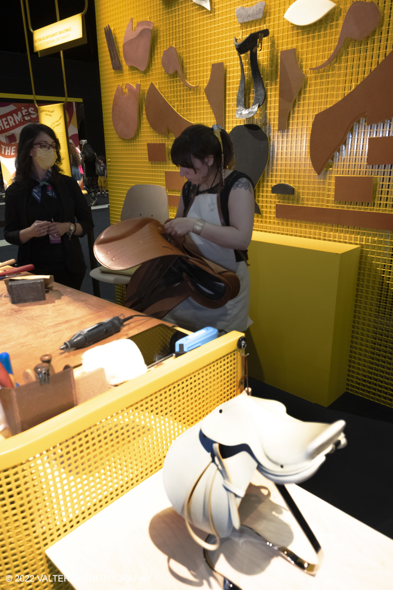 _DSF0965.jpg - 22/05/2022. Torino. Undici artigiani appartenenti a dieci mÃ©tier della maison HermÃ¨s sono arrivati alle Ogr con le loro borse degli attrezzi ed i loro materiali per mostrare i loro savoir-faire. Nella foto una artigiana HermÃ¨s realizza ed illustra la costruzione di una sella.