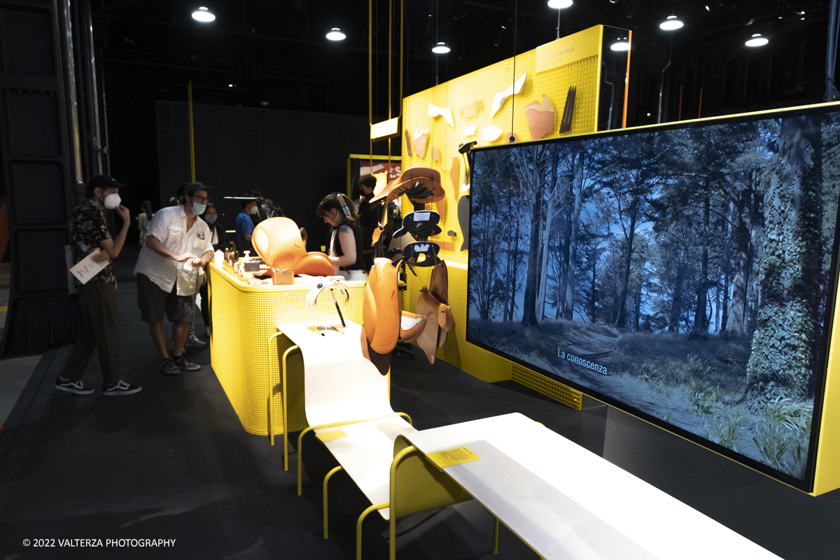 _DSF0975.jpg - 22/05/2022. Torino. Undici artigiani appartenenti a dieci mÃ©tier della maison HermÃ¨s sono arrivati alle Ogr con le loro borse degli attrezzi ed i loro materiali per mostrare i loro savoir-faire. Nella foto postazione di illustrazione audiovisiva