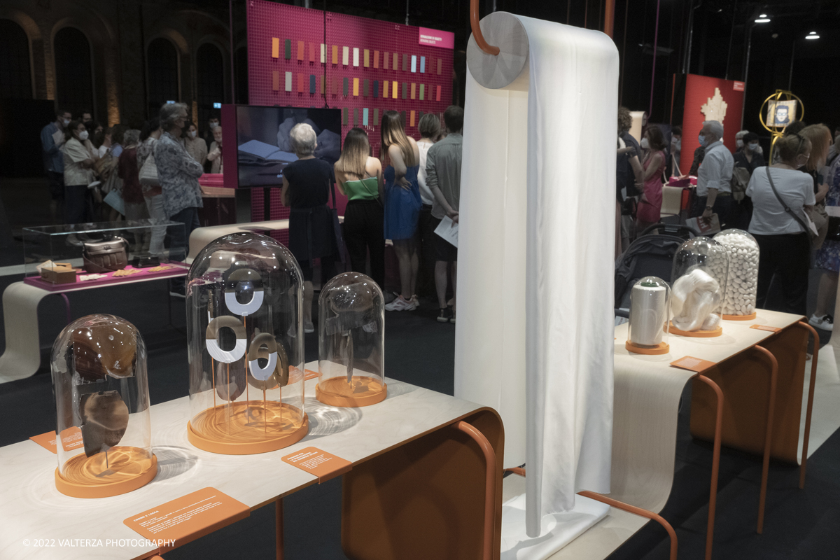 _DSF0995.jpg - 22/05/2022. Torino. Undici artigiani appartenenti a dieci mÃ©tier della maison HermÃ¨s sono arrivati alle Ogr con le loro borse degli attrezzi ed i loro materiali per mostrare i loro savoir-faire. Nella foto gioielli e materiali di tessitura finiti, grazzi e semilavorati in mostra