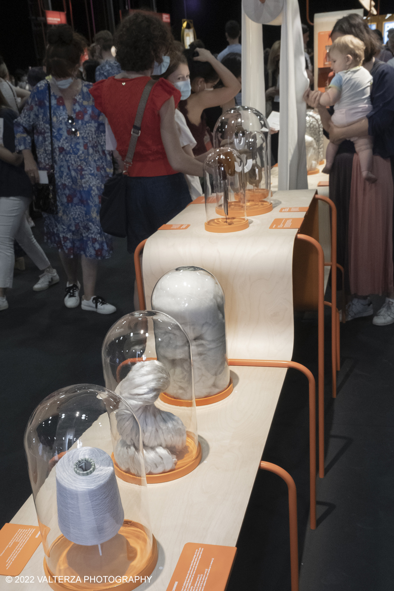 _DSF0996.jpg - 22/05/2022. Torino. Undici artigiani appartenenti a dieci mÃ©tier della maison HermÃ¨s sono arrivati alle Ogr con le loro borse degli attrezzi ed i loro materiali per mostrare i loro savoir-faire. Nella foto gioielli e materiali di tessitura finiti, grazzi e semilavorati in mostra