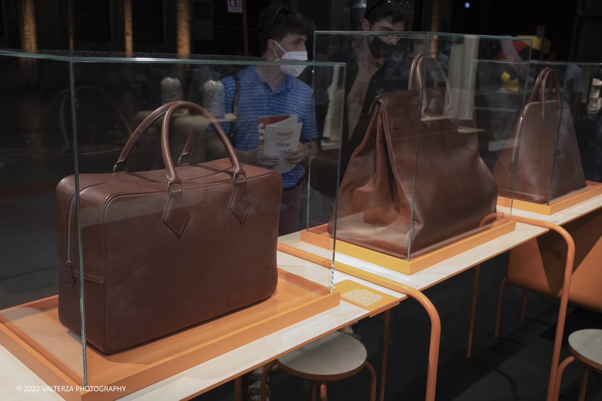 _DSF1006.jpg - 22/05/2022. Torino. Undici artigiani appartenenti a dieci mÃ©tier della maison HermÃ¨s sono arrivati alle Ogr con le loro borse degli attrezzi ed i loro materiali per mostrare i loro savoir-faire. Nella foto prodotti finiti HermÃ¨s in esposizione al pubblico dei visitatori