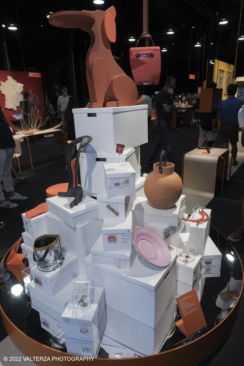 _DSF1016.jpg - 22/05/2022. Torino. Undici artigiani appartenenti a dieci mÃ©tier della maison HermÃ¨s sono arrivati alle Ogr con le loro borse degli attrezzi ed i loro materiali per mostrare i loro savoir-faire. Nella foto prodotti finiti HermÃ¨s in esposizione al pubblico dei visitatori
