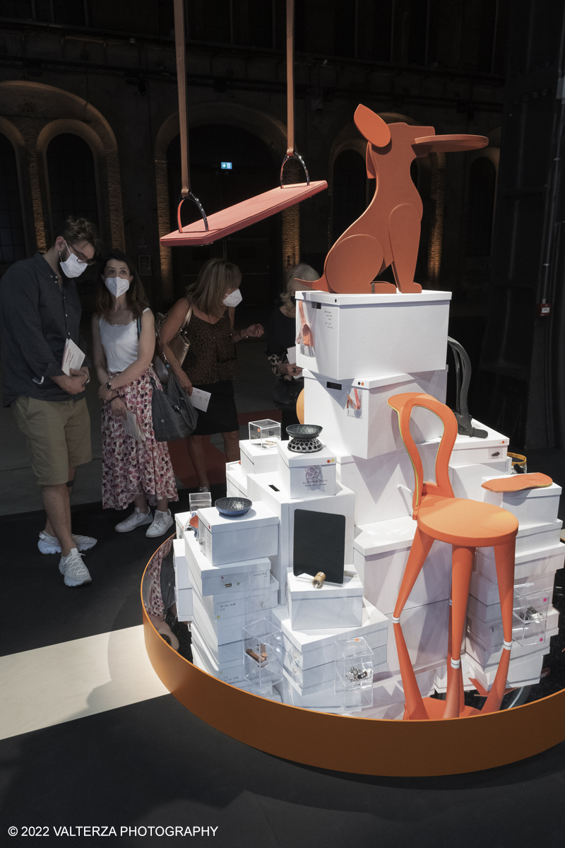 _DSF1019.jpg - 22/05/2022. Torino. Undici artigiani appartenenti a dieci mÃ©tier della maison HermÃ¨s sono arrivati alle Ogr con le loro borse degli attrezzi ed i loro materiali per mostrare i loro savoir-faire. Nella foto prodotti finiti HermÃ¨s in esposizione al pubblico dei visitatori
