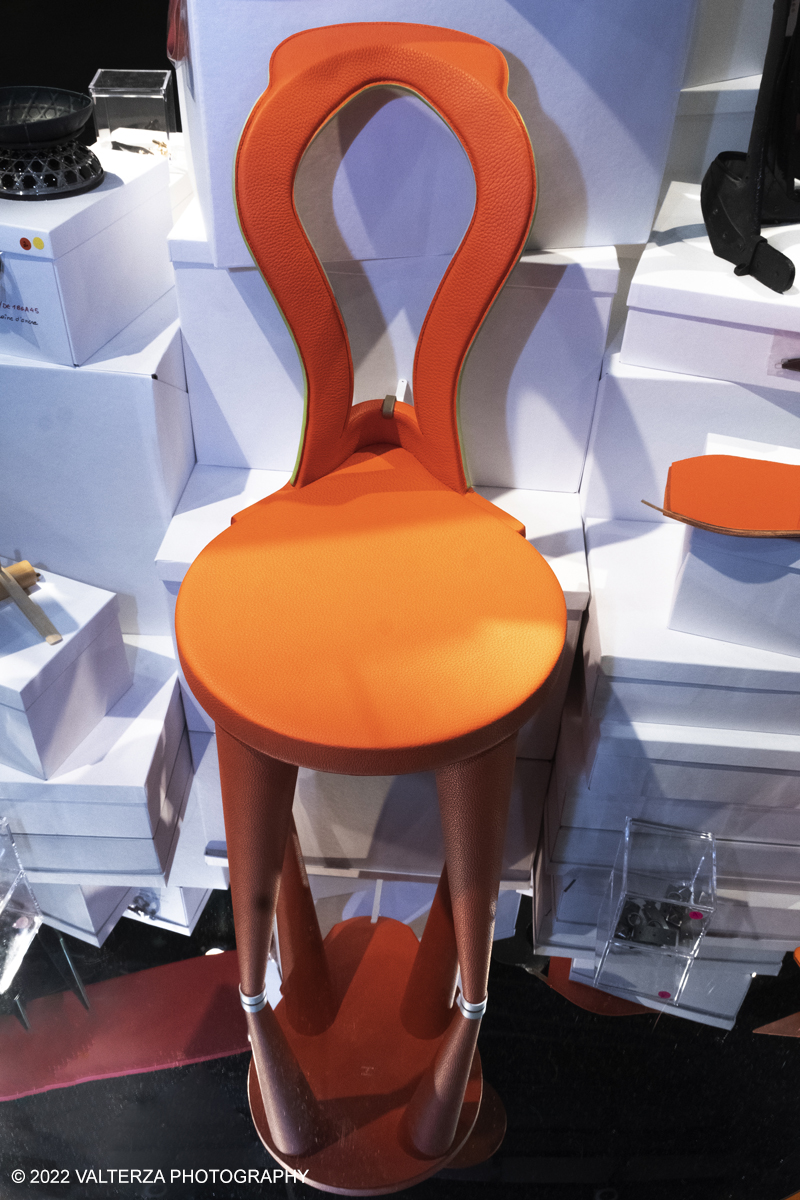 _DSF1023.jpg - 22/05/2022. Torino. Undici artigiani appartenenti a dieci mÃ©tier della maison HermÃ¨s sono arrivati alle Ogr con le loro borse degli attrezzi ed i loro materiali per mostrare i loro savoir-faire. Nella foto prodotti finiti HermÃ¨s in esposizione al pubblico dei visitatori