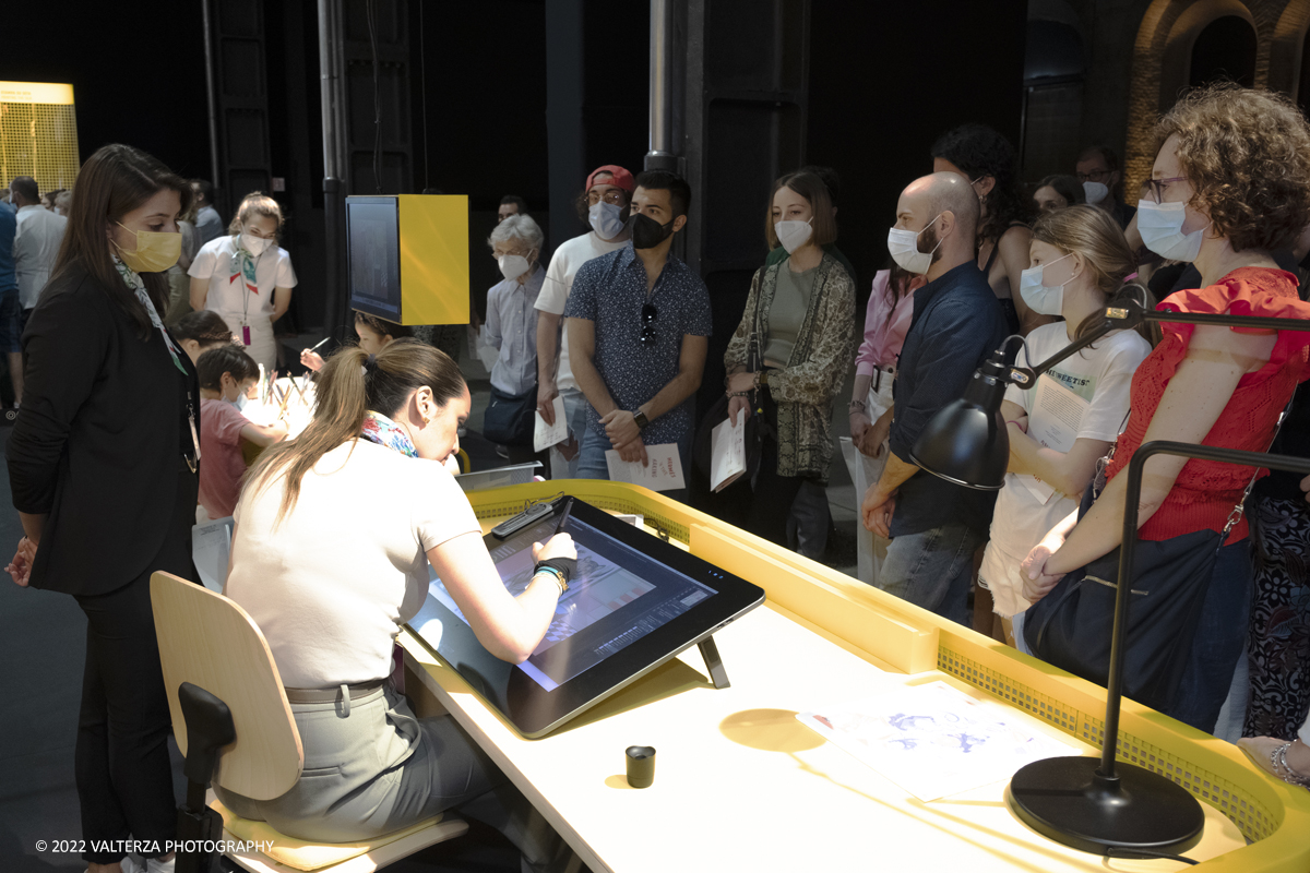 _DSF1038.jpg - 22/05/2022. Torino. Undici artigiani appartenenti a dieci mÃ©tier della maison HermÃ¨s sono arrivati alle Ogr con le loro borse degli attrezzi ed i loro materiali per mostrare i loro savoir-faire. Nella foto creazione con Photoshop dei files dei disegni HermÃ¨s