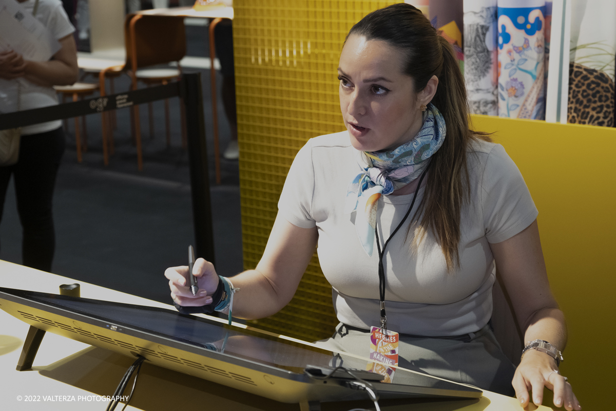 _DSF1045.jpg - 22/05/2022. Torino. Undici artigiani appartenenti a dieci mÃ©tier della maison HermÃ¨s sono arrivati alle Ogr con le loro borse degli attrezzi ed i loro materiali per mostrare i loro savoir-faire. Nella foto creazione con Photoshop dei files dei disegni HermÃ¨s