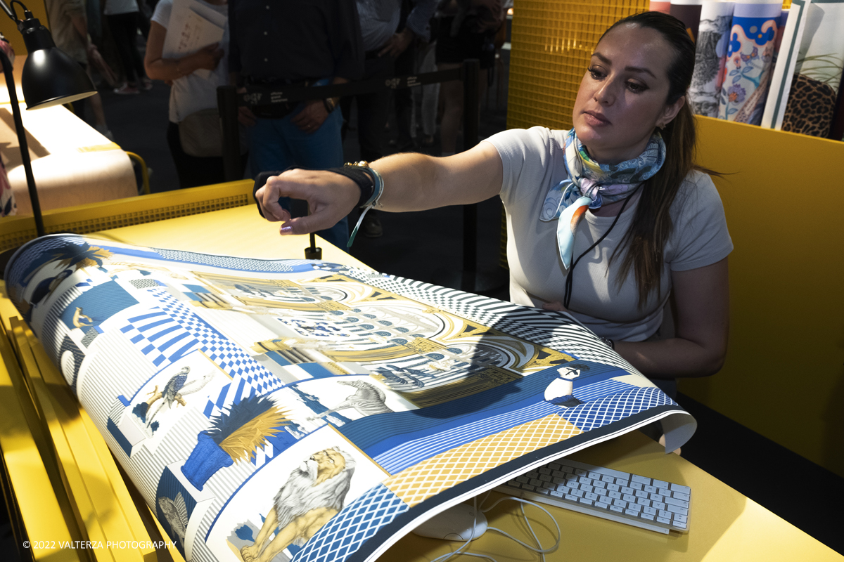 _DSF1055.jpg - 22/05/2022. Torino. Undici artigiani appartenenti a dieci mÃ©tier della maison HermÃ¨s sono arrivati alle Ogr con le loro borse degli attrezzi ed i loro materiali per mostrare i loro savoir-faire. Nella foto creazione con Photoshop dei files dei disegni HermÃ¨s