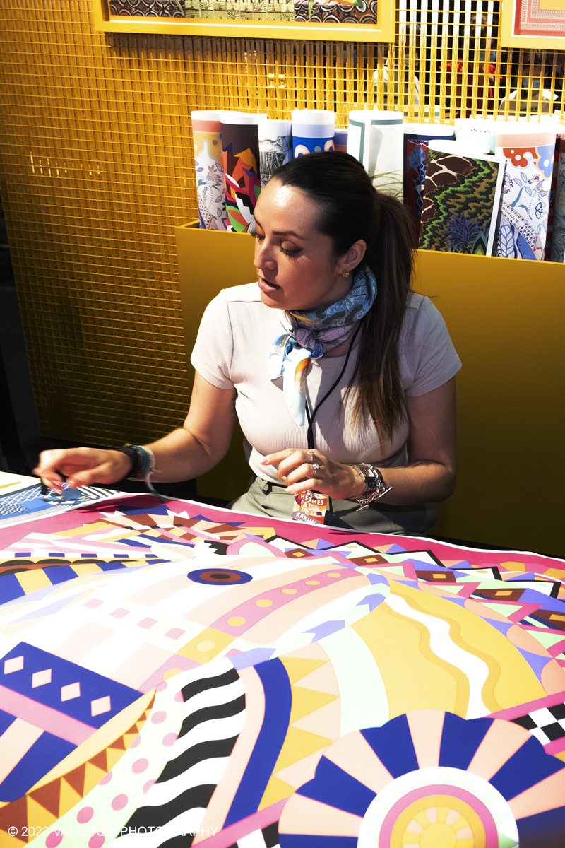 _DSF1061.jpg - 22/05/2022. Torino. Undici artigiani appartenenti a dieci mÃ©tier della maison HermÃ¨s sono arrivati alle Ogr con le loro borse degli attrezzi ed i loro materiali per mostrare i loro savoir-faire. Nella foto creazione con Photoshop dei files dei disegni HermÃ¨s