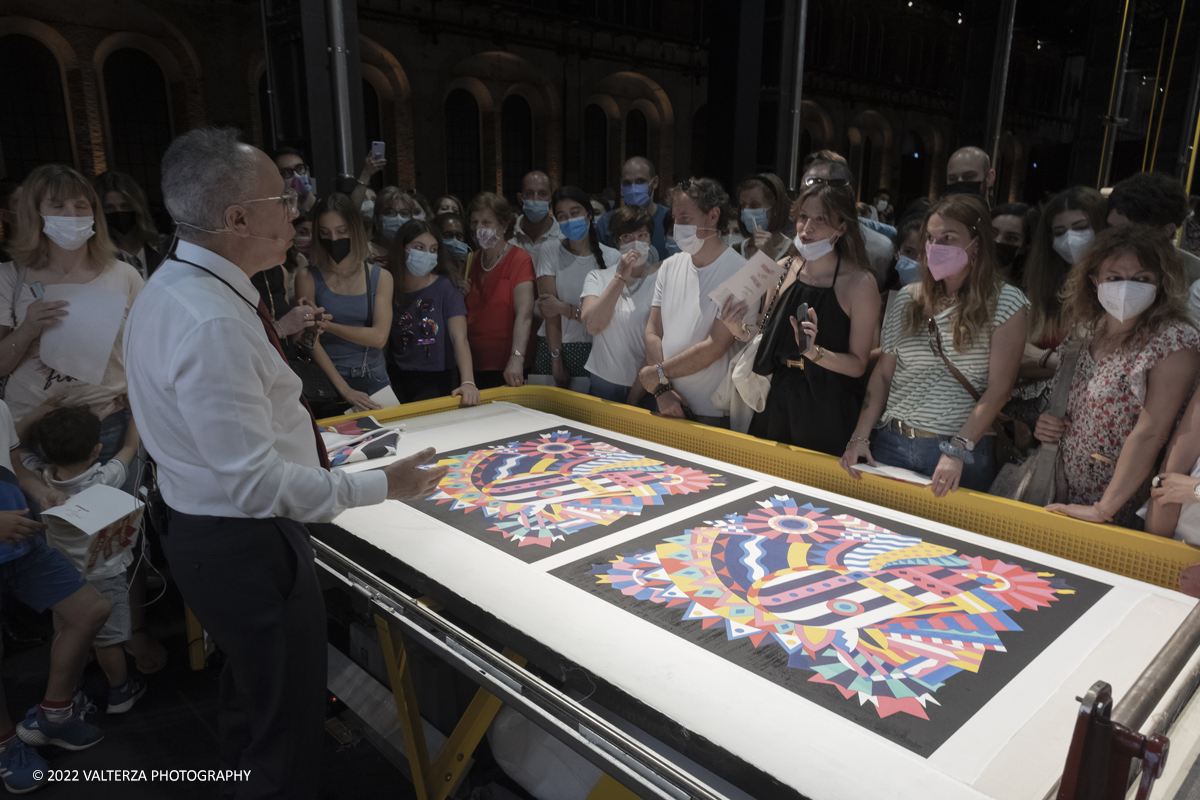 _DSF1082.jpg - 22/05/2022. Torino. Undici artigiani appartenenti a dieci mÃ©tier della maison HermÃ¨s sono arrivati alle Ogr con le loro borse degli attrezzi ed i loro materiali per mostrare i loro savoir-faire. Nella foto il processo, i materiali , i macchinariper la stampa della seta
