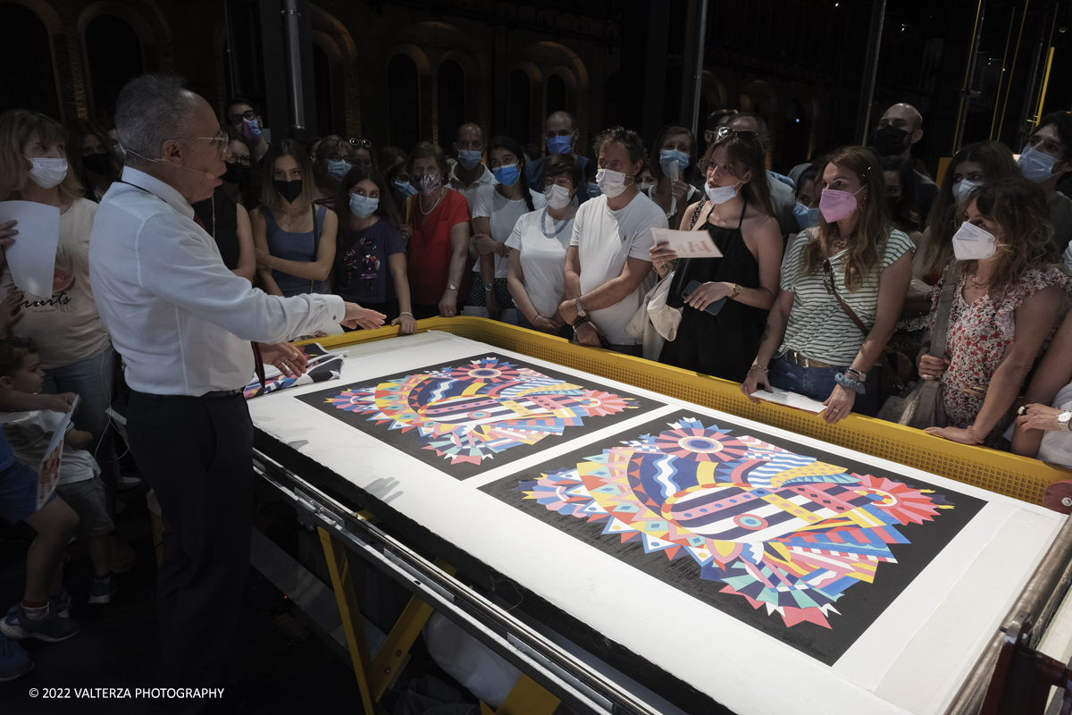 _DSF1085.jpg - 22/05/2022. Torino. Undici artigiani appartenenti a dieci mÃ©tier della maison HermÃ¨s sono arrivati alle Ogr con le loro borse degli attrezzi ed i loro materiali per mostrare i loro savoir-faire. Nella foto il processo, i materiali , i macchinariper la stampa della seta