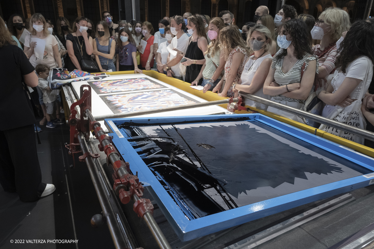 _DSF1088.jpg - 22/05/2022. Torino. Undici artigiani appartenenti a dieci mÃ©tier della maison HermÃ¨s sono arrivati alle Ogr con le loro borse degli attrezzi ed i loro materiali per mostrare i loro savoir-faire. Nella foto il processo, i materiali , i macchinariper la stampa della seta