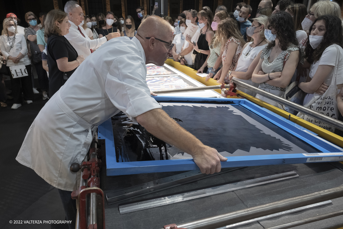 _DSF1090.jpg - 22/05/2022. Torino. Undici artigiani appartenenti a dieci mÃ©tier della maison HermÃ¨s sono arrivati alle Ogr con le loro borse degli attrezzi ed i loro materiali per mostrare i loro savoir-faire. Nella foto il processo, i materiali , i macchinariper la stampa della seta