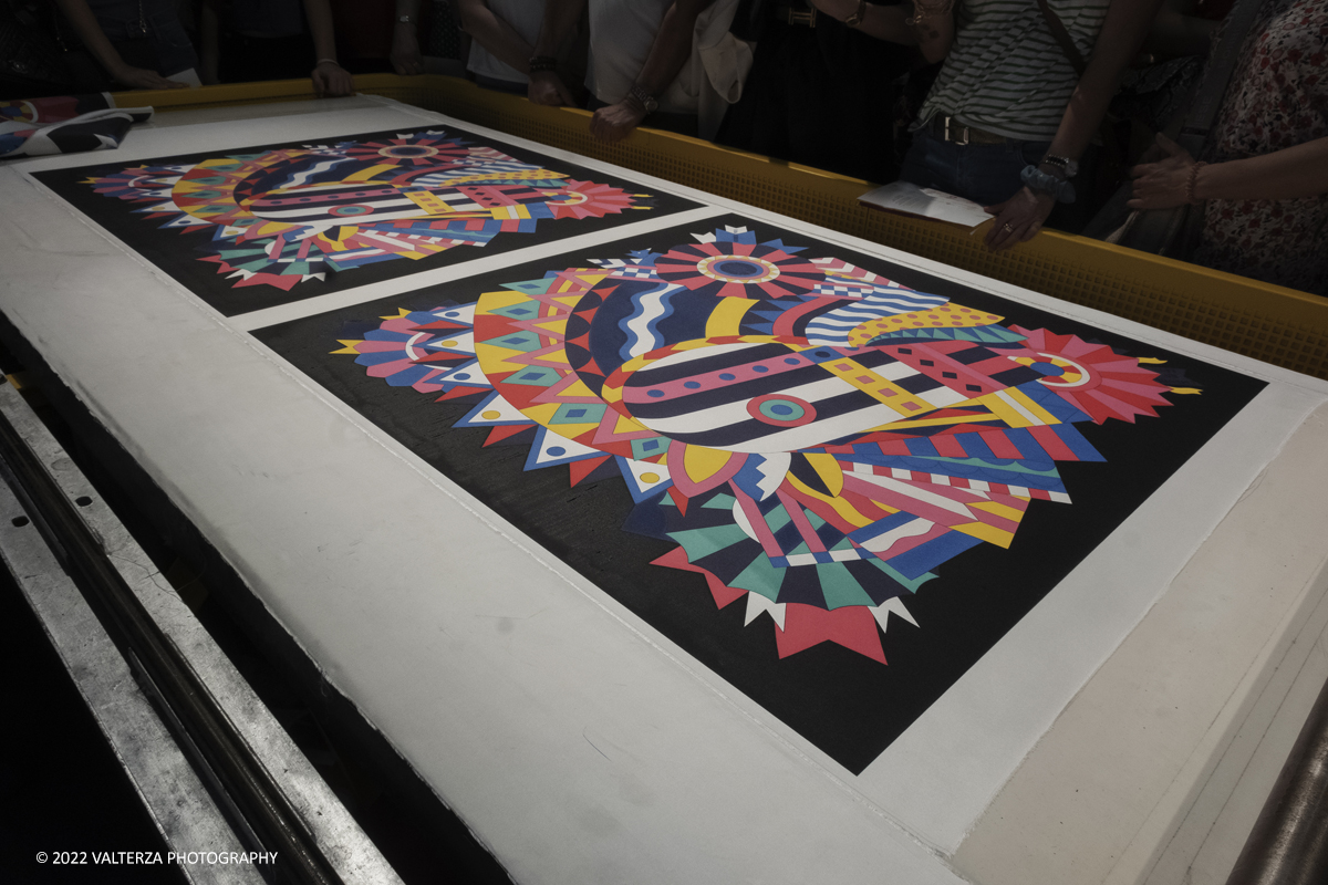 _DSF1092.jpg - 22/05/2022. Torino. Undici artigiani appartenenti a dieci mÃ©tier della maison HermÃ¨s sono arrivati alle Ogr con le loro borse degli attrezzi ed i loro materiali per mostrare i loro savoir-faire. Nella foto il processo, i materiali , i macchinariper la stampa della seta