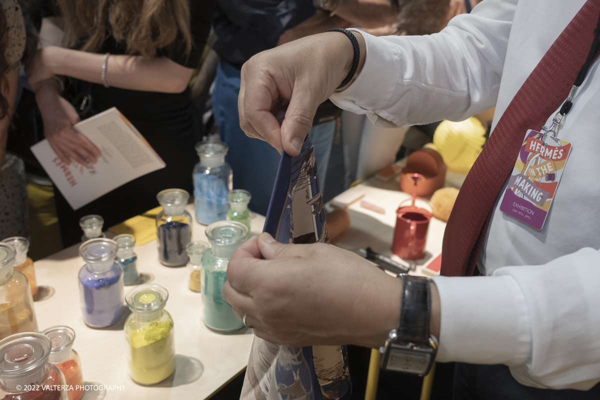 _DSF1097.jpg - 22/05/2022. Torino. Undici artigiani appartenenti a dieci mÃ©tier della maison HermÃ¨s sono arrivati alle Ogr con le loro borse degli attrezzi ed i loro materiali per mostrare i loro savoir-faire. Nella foto il processo, i materiali , i macchinariper la stampa della seta