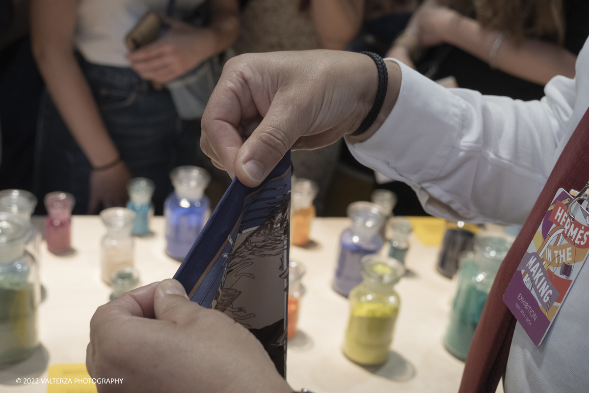 _DSF1099.jpg - 22/05/2022. Torino. Undici artigiani appartenenti a dieci mÃ©tier della maison HermÃ¨s sono arrivati alle Ogr con le loro borse degli attrezzi ed i loro materiali per mostrare i loro savoir-faire. Nella foto il processo, i materiali , i macchinariper la stampa della seta