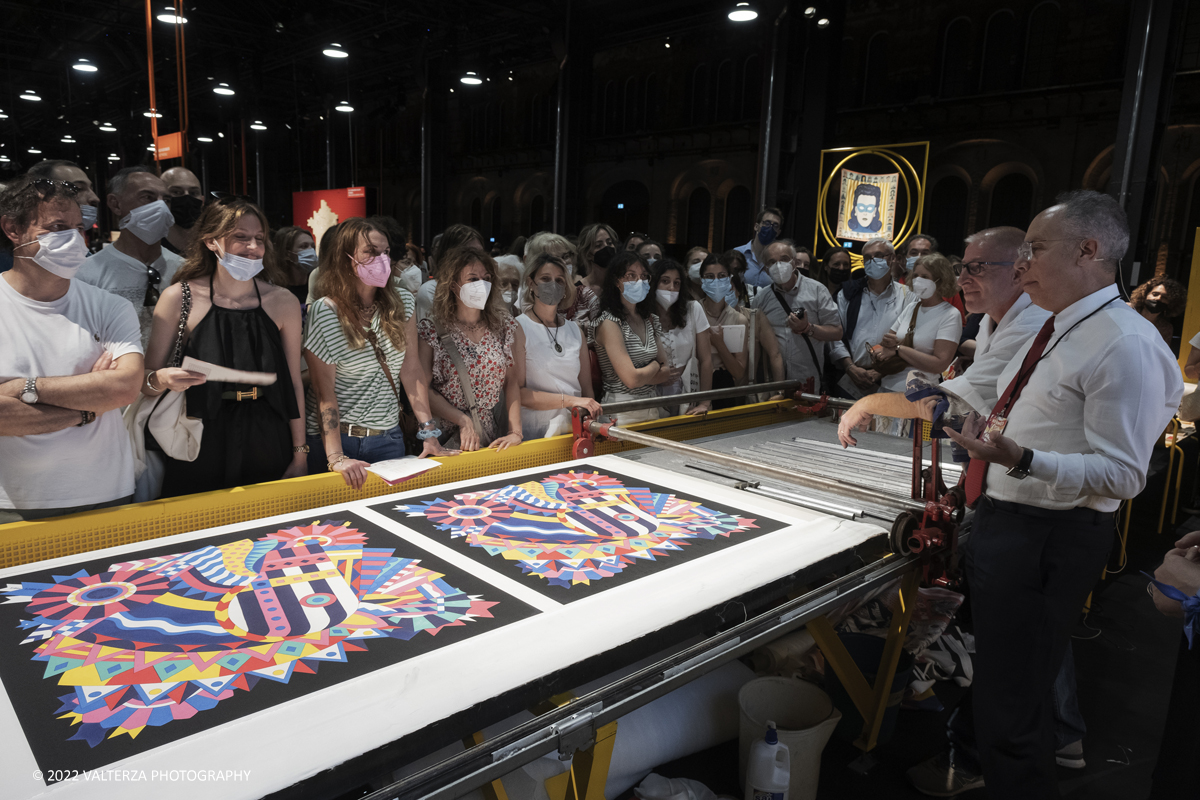 _DSF1113.jpg - 22/05/2022. Torino. Undici artigiani appartenenti a dieci mÃ©tier della maison HermÃ¨s sono arrivati alle Ogr con le loro borse degli attrezzi ed i loro materiali per mostrare i loro savoir-faire. Nella foto il processo, i materiali , i macchinariper la stampa della seta