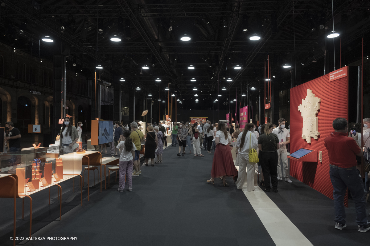 _DSF1145.jpg - 22/05/2022. Torino. Undici artigiani appartenenti a dieci mÃ©tier della maison HermÃ¨s sono arrivati alle Ogr con le loro borse degli attrezzi ed i loro materiali per mostrare i loro savoir-faire. Nella foto lo sviluppo della mostra alle Ogr di Torino