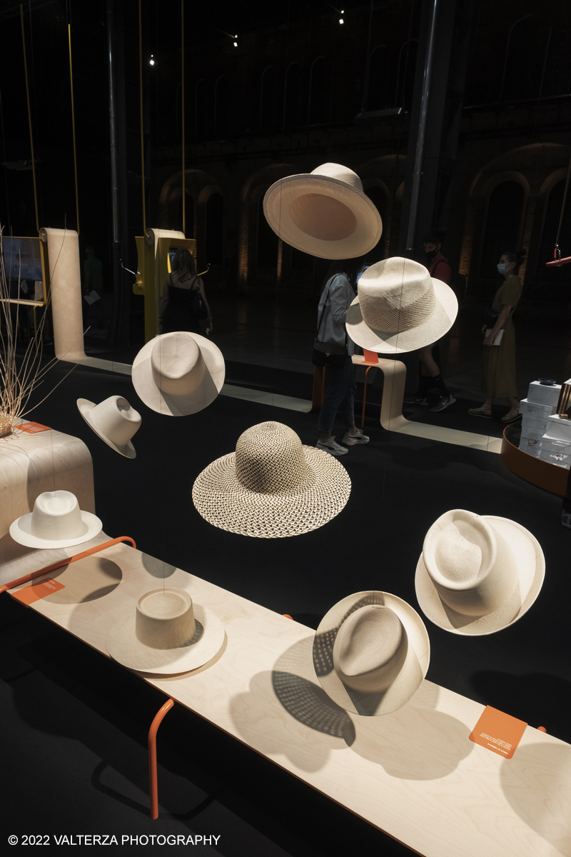 _DSF1166.jpg - 22/05/2022. Torino. Undici artigiani appartenenti a dieci mÃ©tier della maison HermÃ¨s sono arrivati alle Ogr con le loro borse degli attrezzi ed i loro materiali per mostrare i loro savoir-faire. Nella foto prodotti finiti HermÃ¨s in esposizione al pubblico dei visitatori