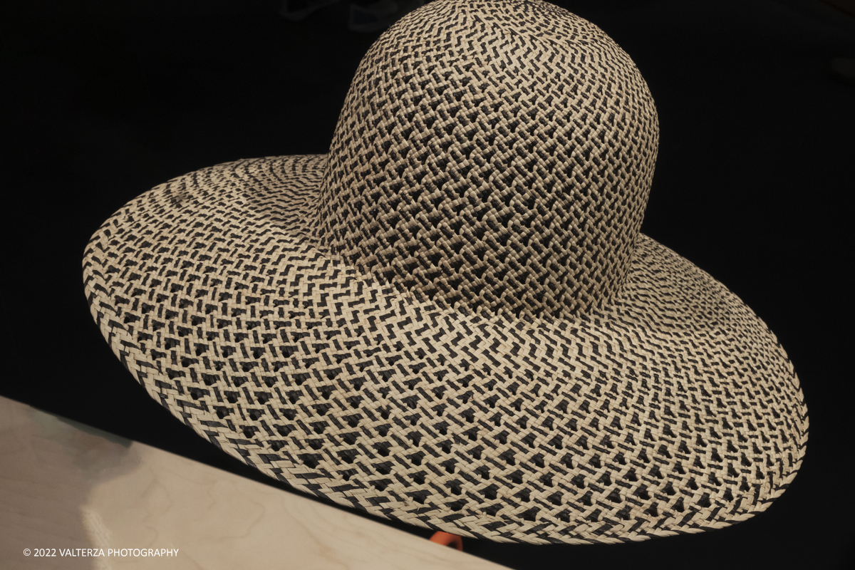 _DSF1170.jpg - 22/05/2022. Torino. Undici artigiani appartenenti a dieci mÃ©tier della maison HermÃ¨s sono arrivati alle Ogr con le loro borse degli attrezzi ed i loro materiali per mostrare i loro savoir-faire. Nella foto prodotti finiti HermÃ¨s in esposizione al pubblico dei visitatori