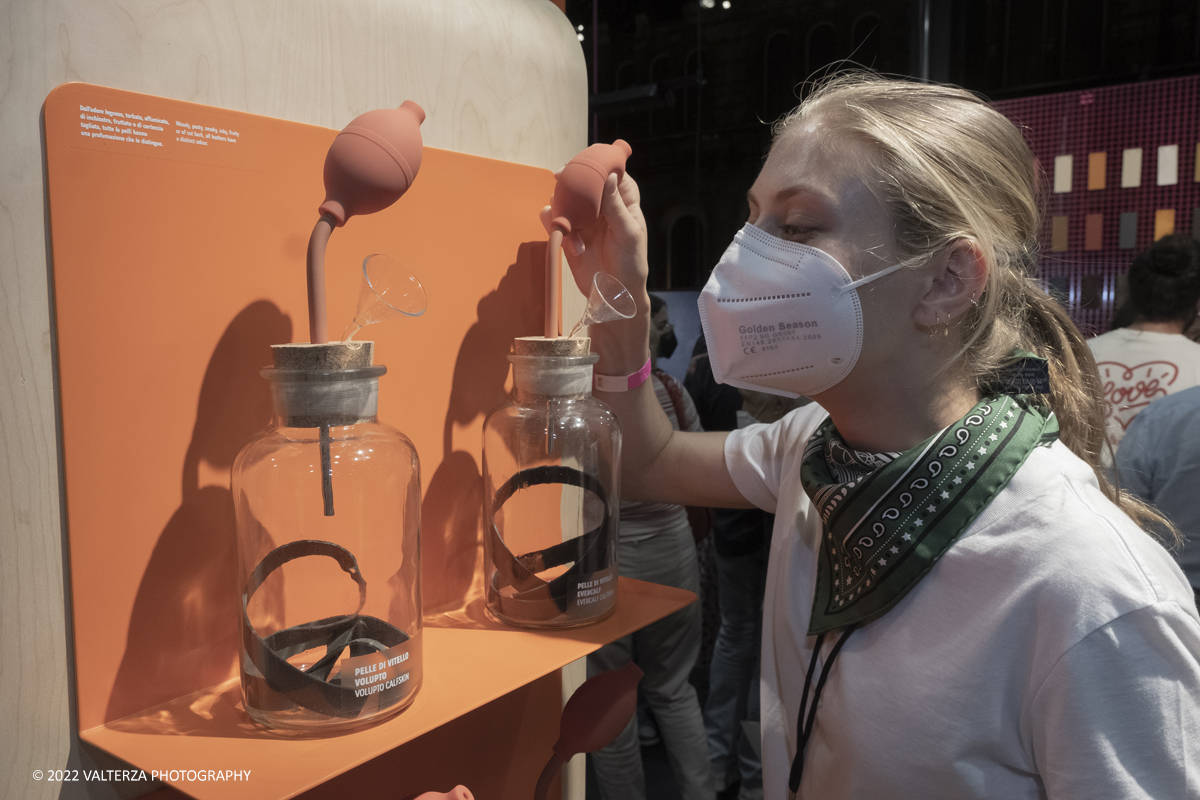 _DSF1205.jpg - 22/05/2022. Torino. Undici artigiani appartenenti a dieci mÃ©tier della maison HermÃ¨s sono arrivati alle Ogr con le loro borse degli attrezzi ed i loro materiali per mostrare i loro savoir-faire. Nella foto attrezzature per permettere di annusare il profumo delle pelli