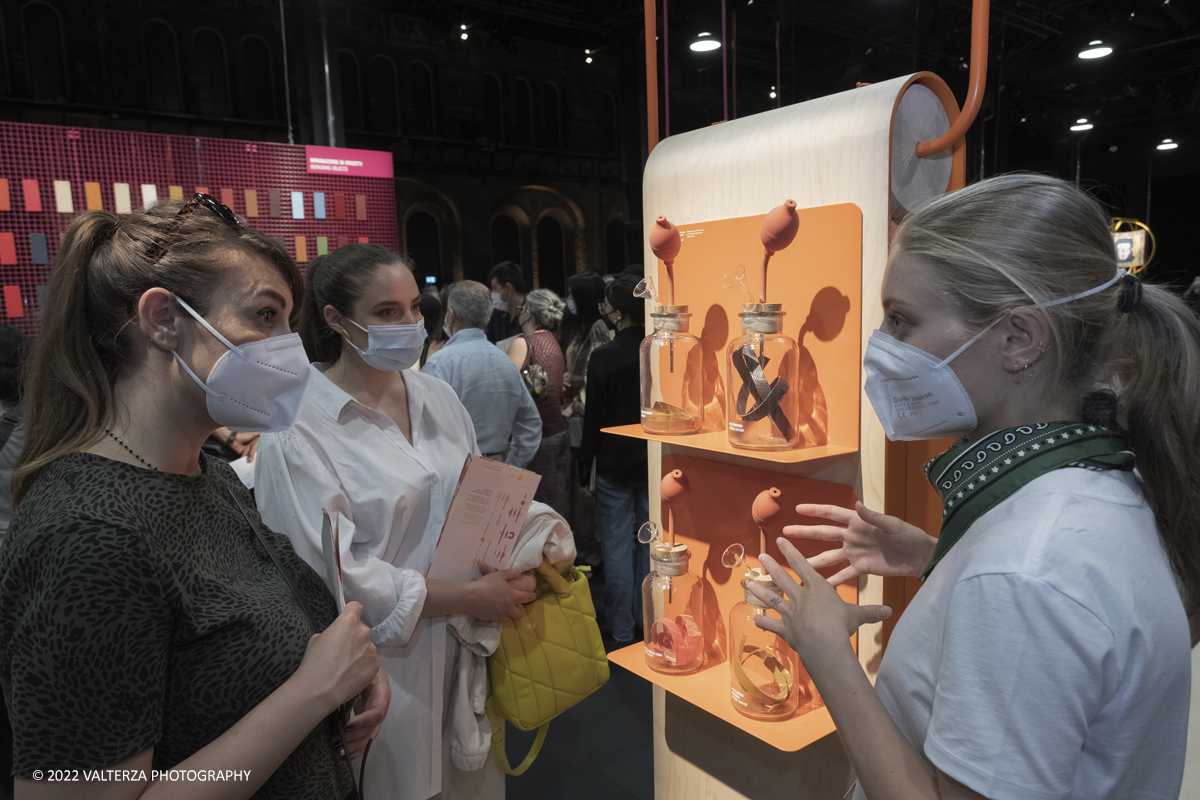 _DSF1208.jpg - 22/05/2022. Torino. Undici artigiani appartenenti a dieci mÃ©tier della maison HermÃ¨s sono arrivati alle Ogr con le loro borse degli attrezzi ed i loro materiali per mostrare i loro savoir-faire. Nella foto attrezzature per permettere di annusare il profumo delle pelli
