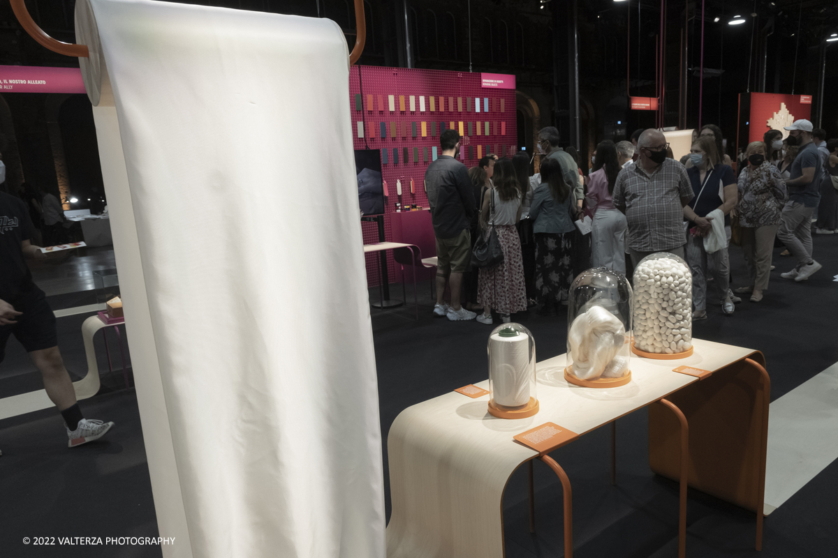 _DSF1222.jpg - 22/05/2022. Torino. Undici artigiani appartenenti a dieci mÃ©tier della maison HermÃ¨s sono arrivati alle Ogr con le loro borse degli attrezzi ed i loro materiali per mostrare i loro savoir-faire. Nella foto matrie prime bozzoli e semilavorati per la produzione della seta