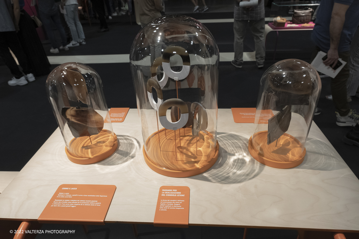 _DSF1224.jpg - 22/05/2022. Torino. Undici artigiani appartenenti a dieci mÃ©tier della maison HermÃ¨s sono arrivati alle Ogr con le loro borse degli attrezzi ed i loro materiali per mostrare i loro savoir-faire. Nella foto gioielli in corno e lacca prodotti in Vietnam
