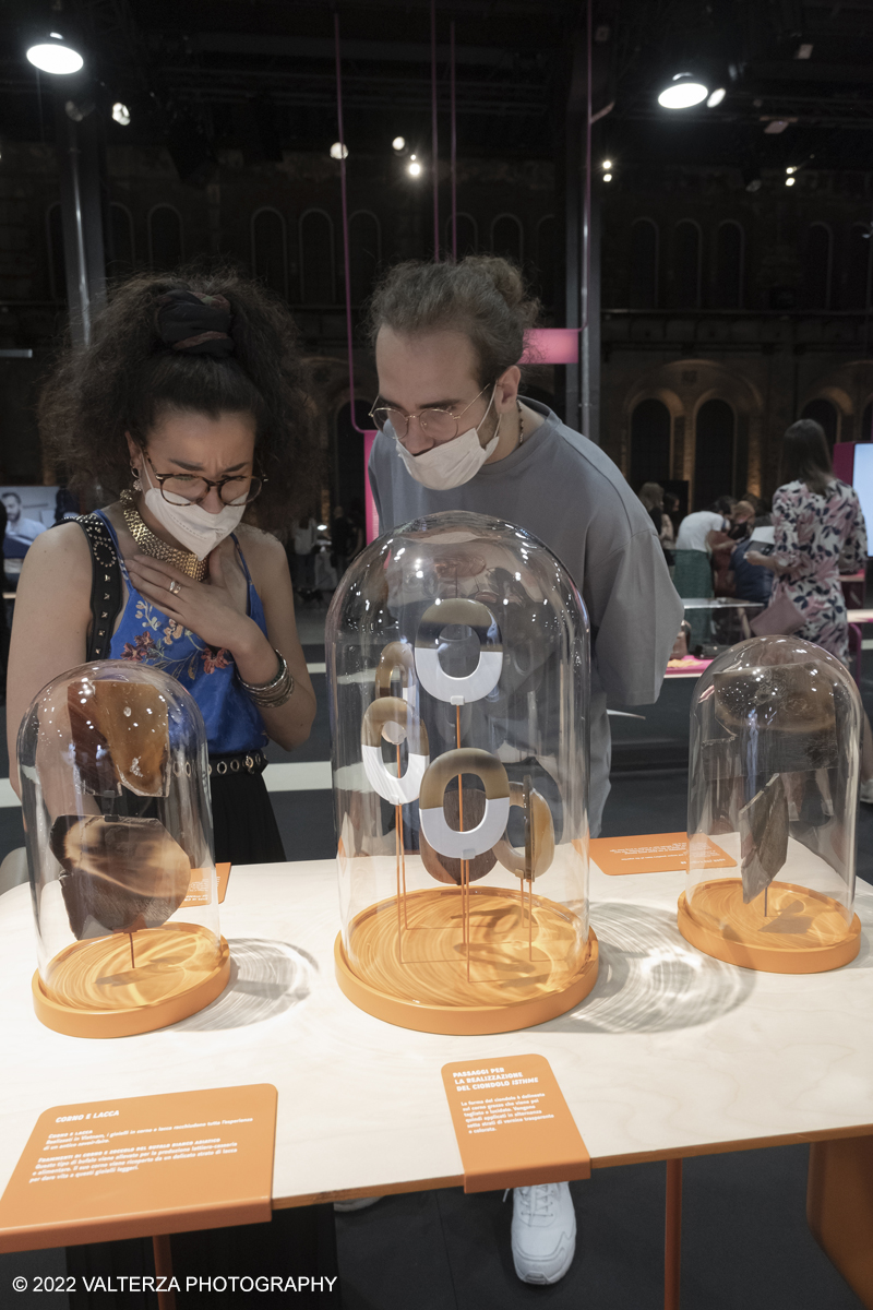 _DSF1233.jpg - 22/05/2022. Torino. Undici artigiani appartenenti a dieci mÃ©tier della maison HermÃ¨s sono arrivati alle Ogr con le loro borse degli attrezzi ed i loro materiali per mostrare i loro savoir-faire. Nella foto gioielli in corno e lacca prodotti in Vietnam