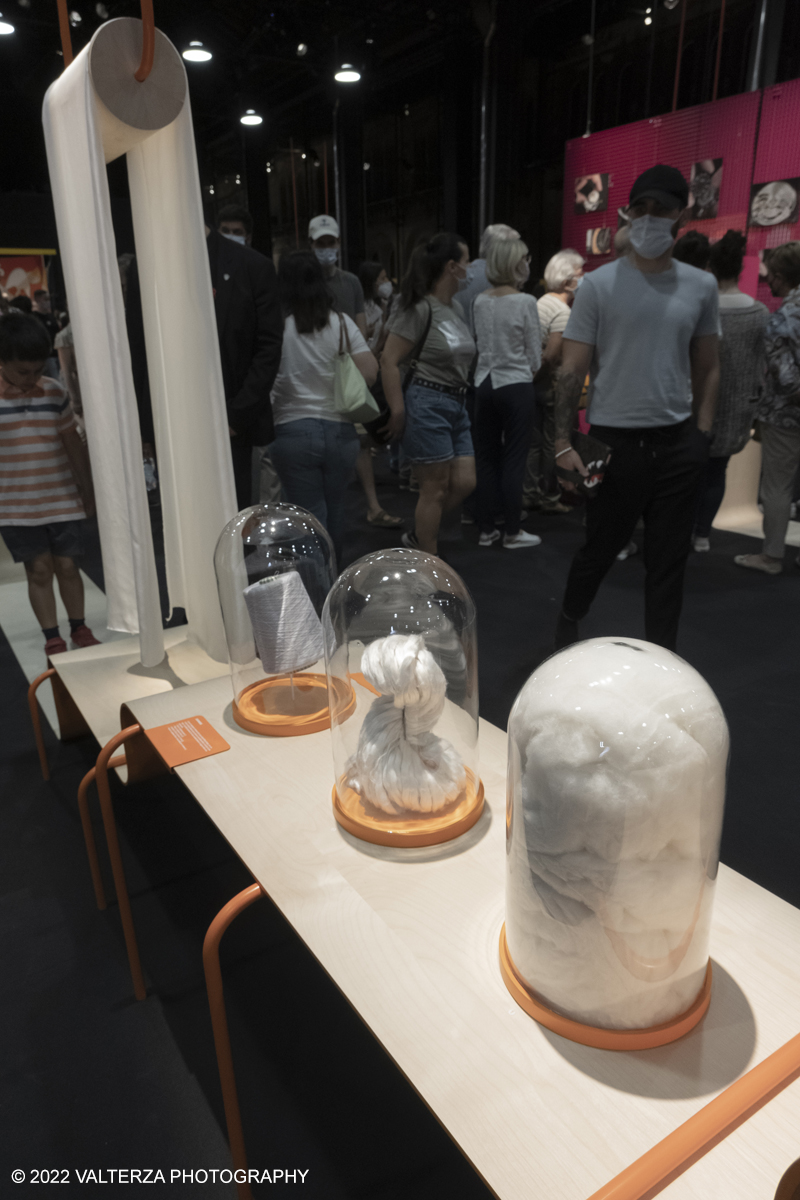 _DSF1241.jpg - 22/05/2022. Torino. Undici artigiani appartenenti a dieci mÃ©tier della maison HermÃ¨s sono arrivati alle Ogr con le loro borse degli attrezzi ed i loro materiali per mostrare i loro savoir-faire. Nella foto lane e semilavorati di cashmere