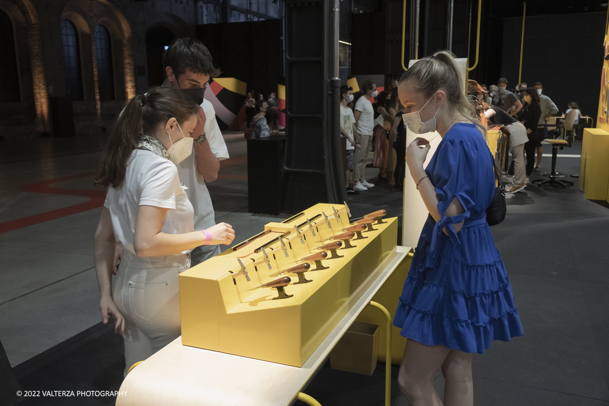 _DSF1253.jpg - 22/05/2022. Torino. Undici artigiani appartenenti a dieci mÃ©tier della maison HermÃ¨s sono arrivati alle Ogr con le loro borse degli attrezzi ed i loro materiali per mostrare i loro savoir-faire. Nella foto pianola realizzata con utensili degli artigiani per il divertimento dei visitatori