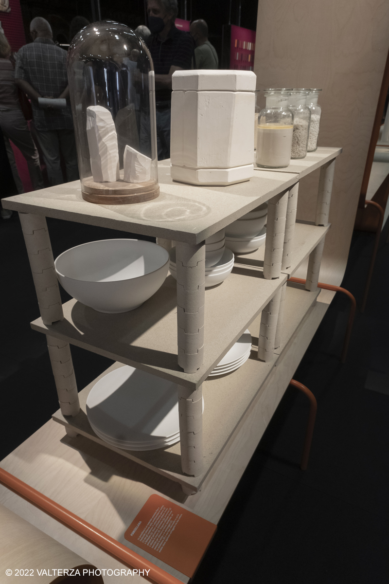 _DSF1259.jpg - 22/05/2022. Torino. Undici artigiani appartenenti a dieci mÃ©tier della maison HermÃ¨s sono arrivati alle Ogr con le loro borse degli attrezzi ed i loro materiali per mostrare i loro savoir-faire. Nella foto materie prime, semilavorati e prodotti finiti di porcellana.