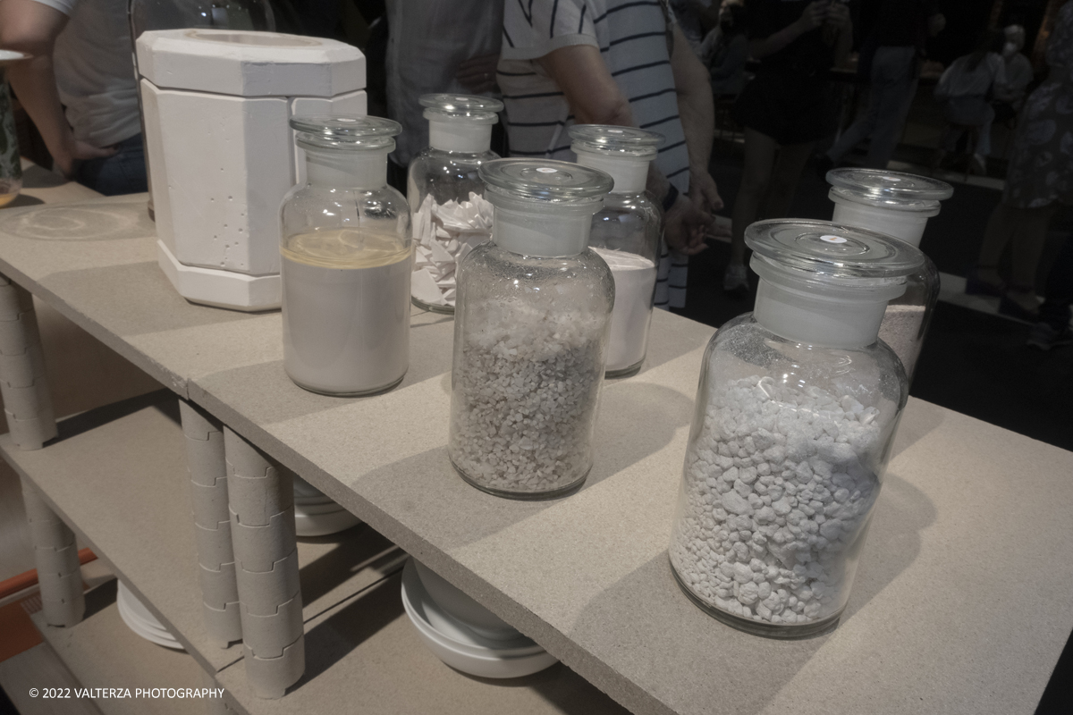 _DSF1262.jpg - 22/05/2022. Torino. Undici artigiani appartenenti a dieci mÃ©tier della maison HermÃ¨s sono arrivati alle Ogr con le loro borse degli attrezzi ed i loro materiali per mostrare i loro savoir-faire. Nella foto materie prime, semilavorati e prodotti finiti di porcellana.