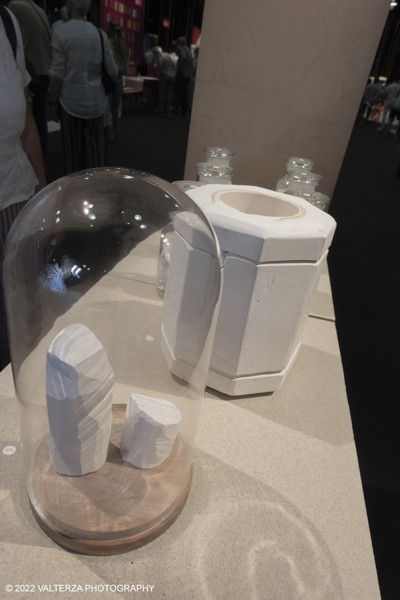 _DSF1267.jpg - 22/05/2022. Torino. Undici artigiani appartenenti a dieci mÃ©tier della maison HermÃ¨s sono arrivati alle Ogr con le loro borse degli attrezzi ed i loro materiali per mostrare i loro savoir-faire. Nella foto materie prime, semilavorati e prodotti finiti di porcellana.