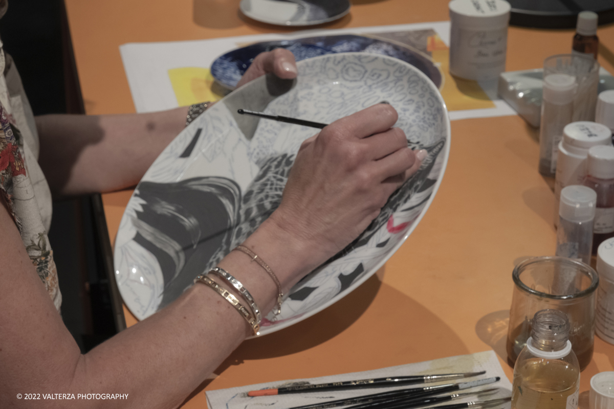_DSF1275.jpg - 22/05/2022. Torino. Undici artigiani appartenenti a dieci mÃ©tier della maison HermÃ¨s sono arrivati alle Ogr con le loro borse degli attrezzi ed i loro materiali per mostrare i loro savoir-faire. Nella foto dimostrazione di  pittura su porcellana