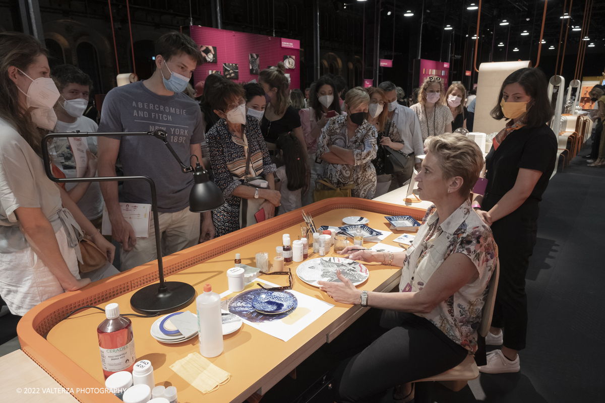 _DSF1279.jpg - 22/05/2022. Torino. Undici artigiani appartenenti a dieci mÃ©tier della maison HermÃ¨s sono arrivati alle Ogr con le loro borse degli attrezzi ed i loro materiali per mostrare i loro savoir-faire. Nella foto dimostrazione di  pittura su porcellana